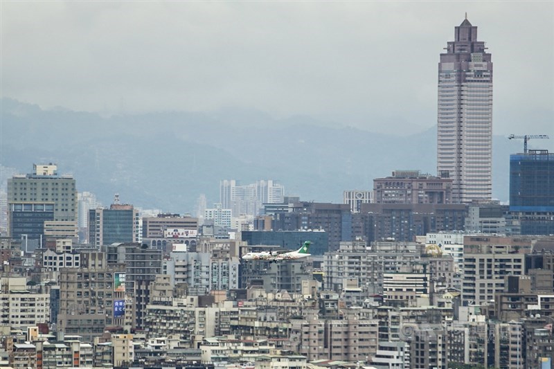 政府打炒房,9日三讀通過房地合一2.0,然而現任與前任央行理事合著新書中指出,央行長期低利率政策也是高房價推手;學者張金鶚說高房價成因眾多,不能歸結利率單一因素。(中央社檔案照片)