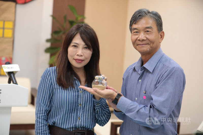 基隆市文化局長陳靜萍(左)13日宣布,基隆要塞司令官邸開放民眾週六、週日自由參觀,今年正逢要塞司令官邸建成滿90週年,配合17日、18日開放,到訪前10名身分證末碼為9或0的民眾,將贈送「大沙灣古蹟沙」。(基隆市政府提供)中央社記者王朝鈺傳真 110年4月13日