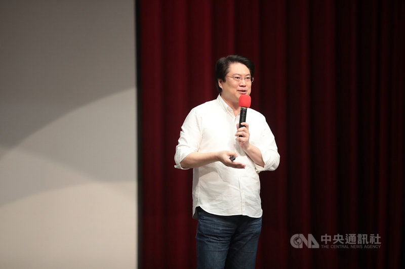 基隆市長林右昌13日下午受邀前往世新大學演講,與在場學子分享成功讓基隆翻身經驗。林右昌說,把基隆放在首都生活圈中去思考,重新定位,才能找到出路。(基隆市政府提供)中央社記者王朝鈺傳真 110年4月13日