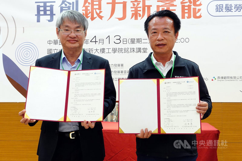 國立中正大學、嘉義縣政府將共同推動銀髮人才服務據點,中正大學校長馮展華(左)、嘉義縣長翁章梁(右)13日簽署合作備忘錄,攜手打造友善高齡職場環境。(中正大學提供)中央社記者黃國芳傳真 110年4月13日