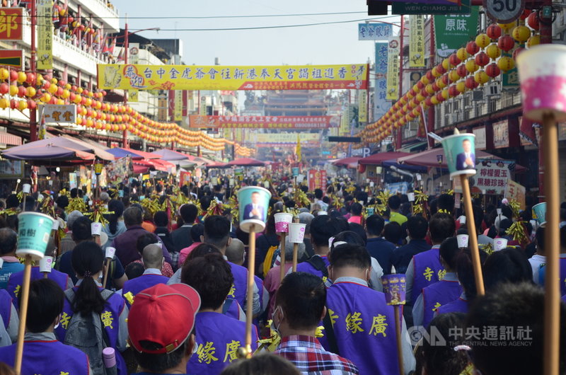 大甲媽祖祝壽大典13日上午在新港奉天宮前廣場登場,奉天宮四周道路都擠滿信眾。中央社記者蔡智明攝 110年4月13日