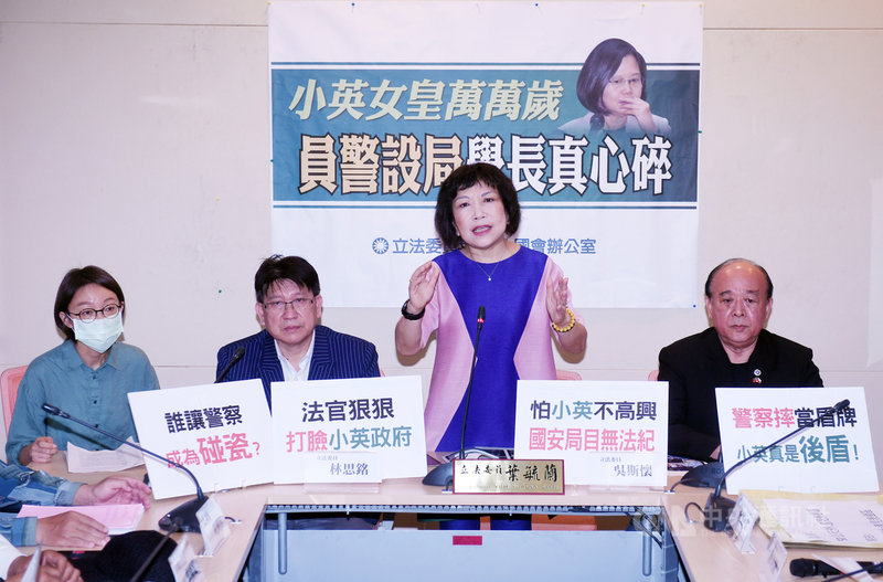 國民黨立委吳斯懷(右起)、葉毓蘭、林思銘、吳怡玎等,13日在立法院舉行記者會,對警察假摔事件,批評國安單位目無法紀,傷害基層員警及國家的執法公信力。中央社記者施宗暉攝 110年4月13日