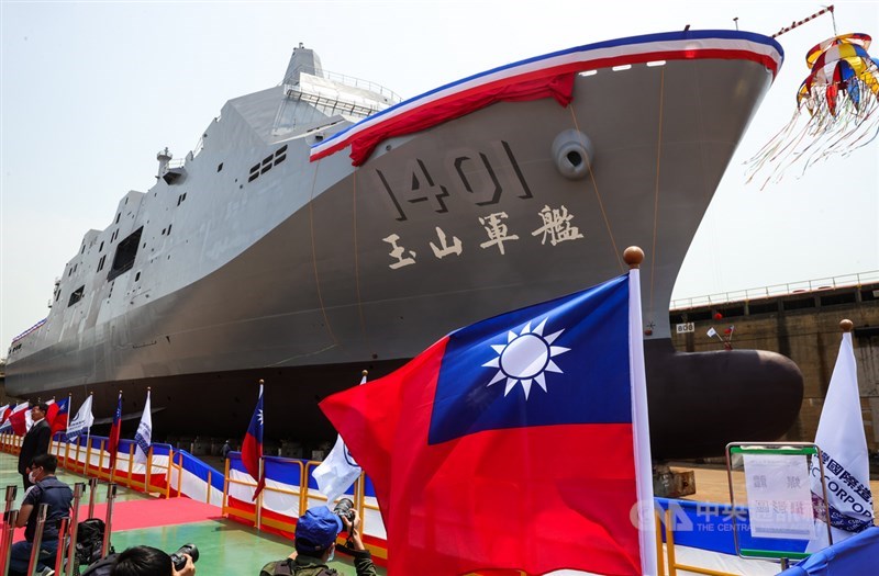 海軍「新型兩棲船塢運輸艦」13日在台船公司高雄港區舉行下水典禮,並以台灣最高峰為意象,命名「玉山艦(YU SHAN)」,未來此艘軍艦將擔負兩棲作戰、外離島物資支援、國內及國際人道救援等任務。中央社記者謝佳璋攝 110年4月13日