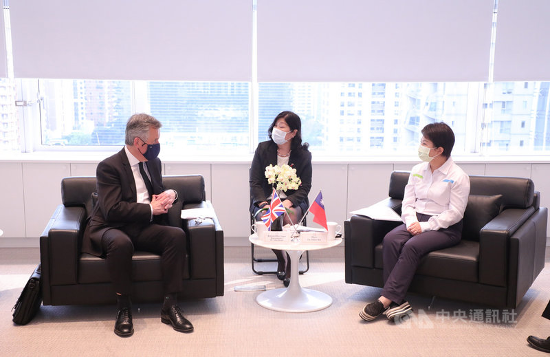 英國駐台辦事處代表鄧元翰(John Dennis)(左)13日拜會台中市長盧秀燕(右),雙方就綠能減煤、交通運輸及都市計畫等議題進行交流,雙方皆期盼未來能增加合作機會。中央社記者郝雪卿攝 110年4月13日