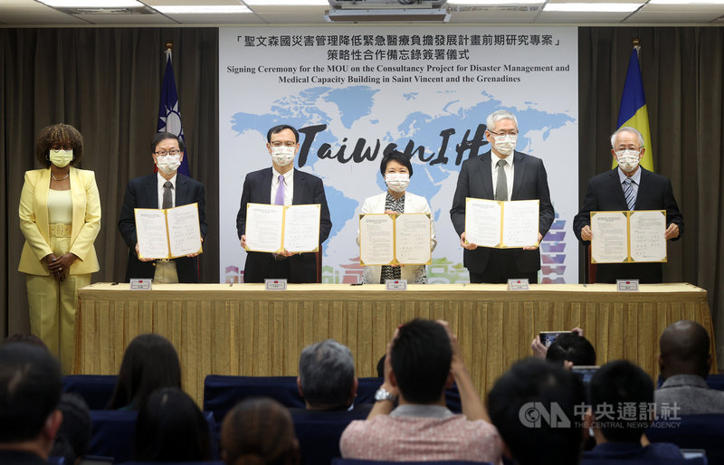 外交部13日舉辦「聖文森國災害管理及降低緊急醫療負擔發展計畫前期研究專案」策略性合作備忘錄簽署儀式,外交部主任秘書徐儷文(右3)、衛福部次長石崇良(左3)等人代表簽約,聖文森駐台大使柏安卓(Andrea Bowman)(左)在場見證。中央社記者鄭傑文攝 110年4月13日
