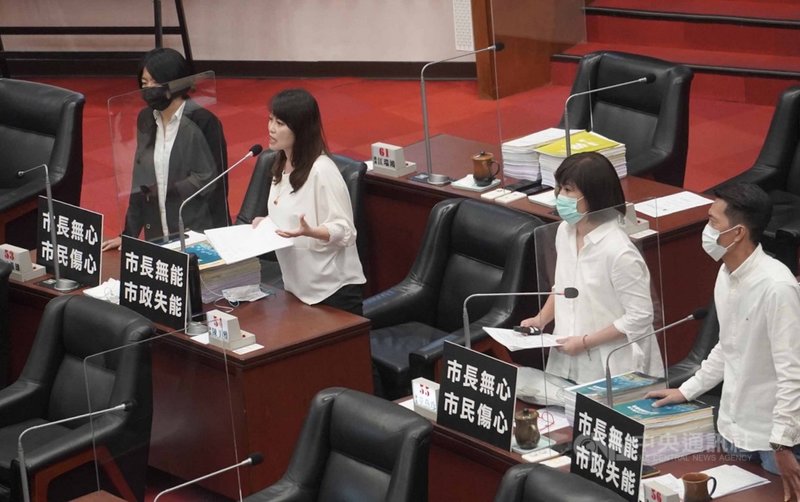 高雄市長陳其邁13日列席市議會市長施政報告及質詢,國民黨市議員陳美雅(左2)、陳若翠(右2)及宋立彬(右)聯合質詢,先是針對治安再批工安,也不滿空污及人口外流。中央社記者董俊志攝 110年4月13日