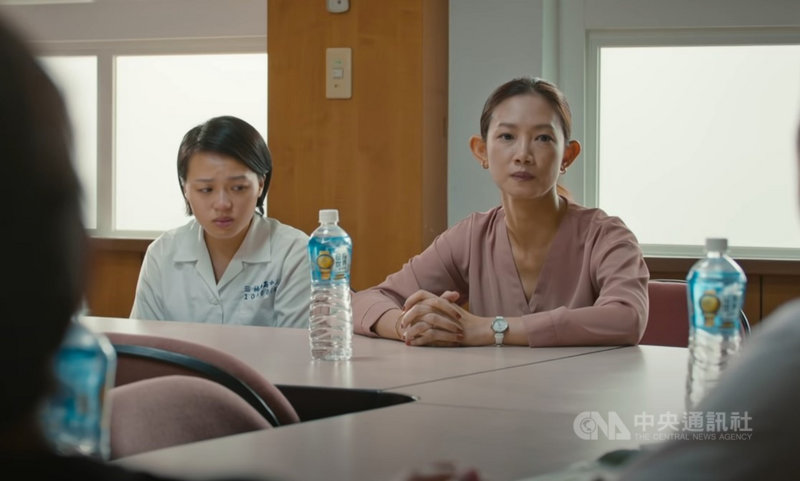 演員吳奕蓉(右)在戲劇「女孩上場」中飾演女籃隊長的母親與家長會長,希望女兒藉打球考上好大學,因此與為興趣打球的女兒有所衝突。(客台提供)中央社記者葉冠吟傳真 110年4月13日