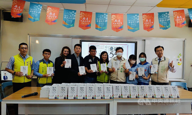 書籍「臺諺55走跳江湖:臺灣俗諺教會我的處世眉角」作者周博(左4)13日宣布,新書版稅將全數捐贈給台南市政府,以作為振興台語學習之用。(立法委員林宜瑾服務處提供)中央社記者張榮祥台南傳真 110年4月13日