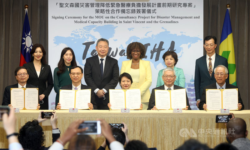 「台灣國際醫衛行動團隊」(TaiwanIHA)共同召集人、外交部主秘徐儷文(前中)13日與衛福部次長石崇良(前左2)、國際合作發展基金會秘書長項恬毅(前右2 )、國家實驗研究院院長吳光鐘(前左)及國家災害防救科技中心主任陳宏宇(前右)共同簽署「聖文森國災害管理降低緊急醫療負擔發展計畫前期研究專案」策略性合作備忘錄,聖文森駐台大使柏安卓(Andrea Bowman)(後右3)也到場見證。中央社記者鄭傑文攝 110年4月13日