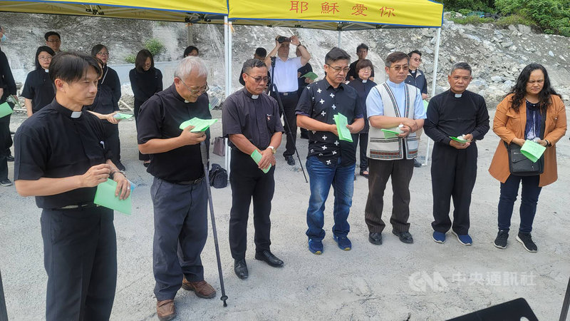台鐵408次太魯閣號事故死傷慘重,來自全國各縣市牧師共30人13日下午來到事故現場的花蓮清水隧道旁空地,為事故罹難者祝禱追思。(民眾提供)中央社記者李先鳳傳真 110年4月13日