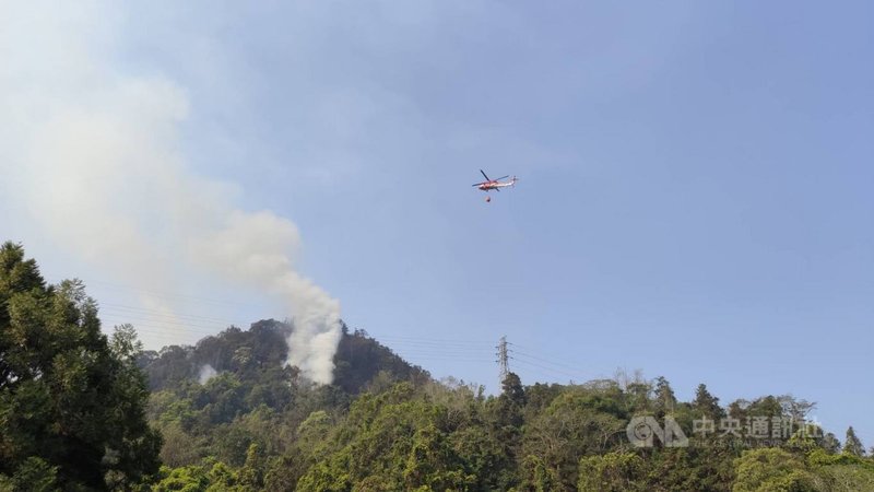 南投縣魚池鄉12日發生山林火警,內政部空中勤務總隊13日派直升機從日月潭取水協助空中滅火。南投林管處表示,希望在陸空聯合搶救下,能盡速控制火勢。(魚池鄉公所提供)中央社記者蕭博陽南投縣傳真 110年4月13日