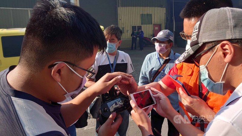 台南市消防局消防局透過無人機隊飛手、委外廠商與義消協勤等機制並行,讓空勘或協尋任務執行更加完善,現場消防人員得以更全力協助災害搶救工作,同時節省無人機購置預算編列,讓預算編列更加彈性。(台南市政府)中央社記者張榮祥傳真 110年4月13日