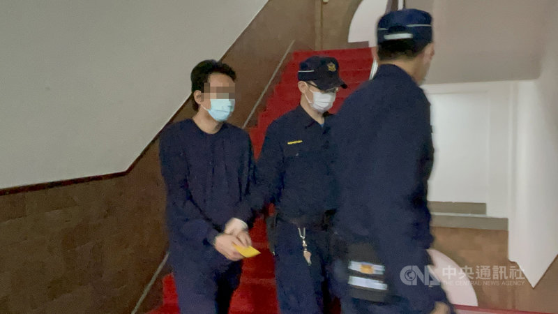 桃園徐姓男子被控密室殺兄案,一審遭判15年,經上訴,二審13日開庭,徐男一改之前不認罪態度,庭上承認「是我做的」。圖為徐男庭訊後還押。中央社記者劉世怡攝 110年4月13日