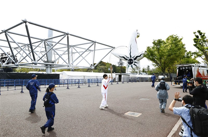 日本東京奧運聖火傳遞13、14日在大阪府進行,因COVID-19疫情擴大,取消在公開道路傳聖火,僅在萬博紀念公園內繞行傳遞。(共同社)