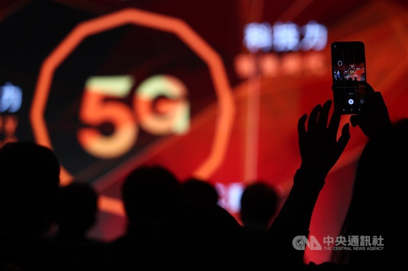 台灣大哥大13日宣布取得NCC 5G高速基地台電波人口涵蓋率超過50%認證,為國內首家5G涵蓋率通過官方驗證的電信業者。圖為台灣大哥大去年6月舉辦5G開台記者會。(中央社檔案照片)