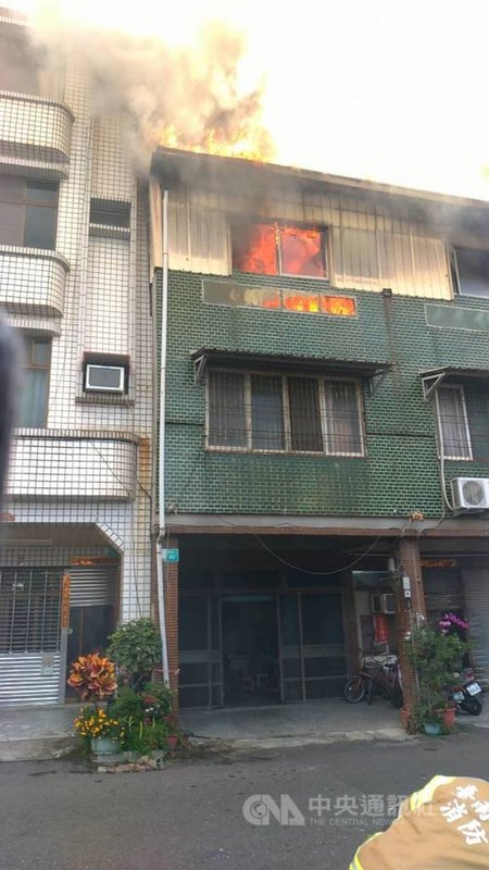台南市東區一棟民宅13日發生火警,消防局趕往灌救,成功救出一名老婦。(台南市消防局提供)中央社記者張榮祥台南傳真 110年4月13日