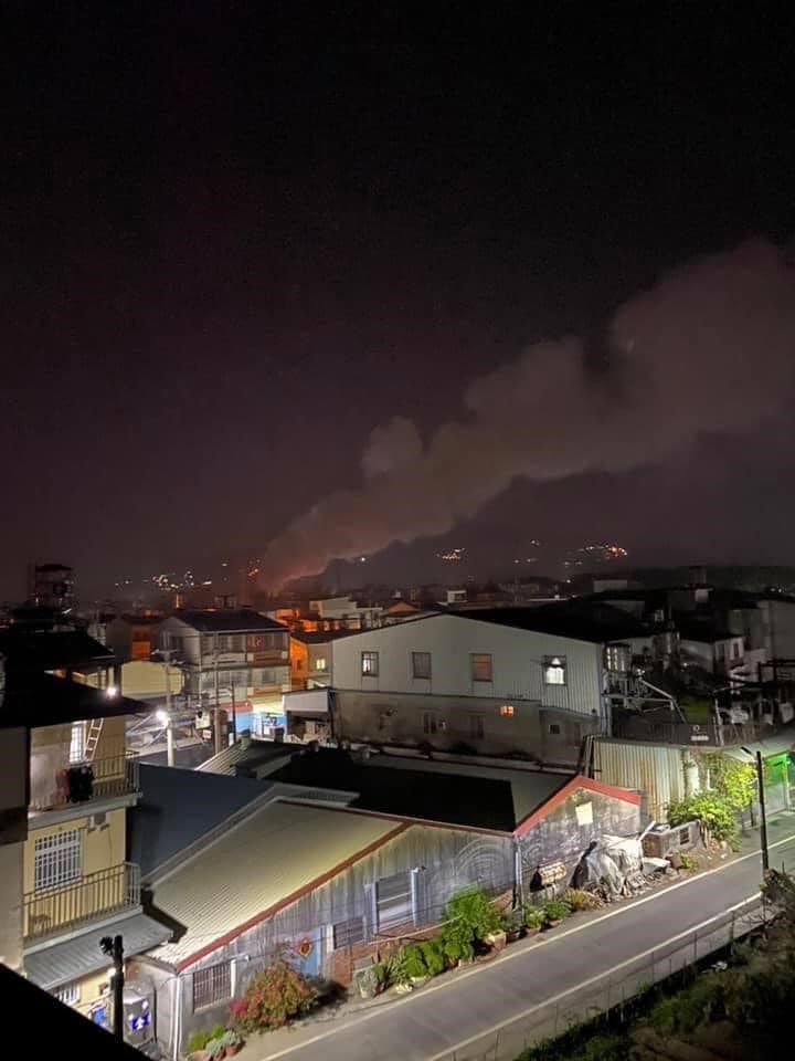 高雄市岡山嘉新東路二段12日晚上發生火警，燃燒異味隨風向沿下風處影響至仁武、楠梓及鳳山區。（圖取自高雄五甲大小事臉書社團facebook.com）