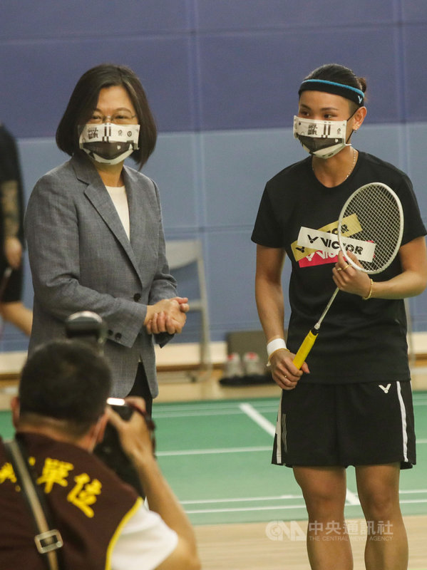 總統蔡英文(後左)13日南下高雄左營國家運動訓練中心參與「東京奧運倒數100天宣誓活動」,並視察了解選手備戰情況,與羽球球后戴資穎(右)寒暄互動。中央社記者吳家昇攝 110年4月13日