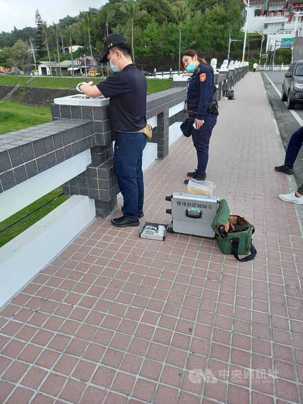 花蓮市公所發現尚志橋上2隻石獅不見蹤影,13日向警方報案,警方立即派員到現場採證,並調閱監視器,初步掌握疑似車輛,循線追查中。(花蓮市公所提供)中央社記者李先鳳傳真 110年4月13日