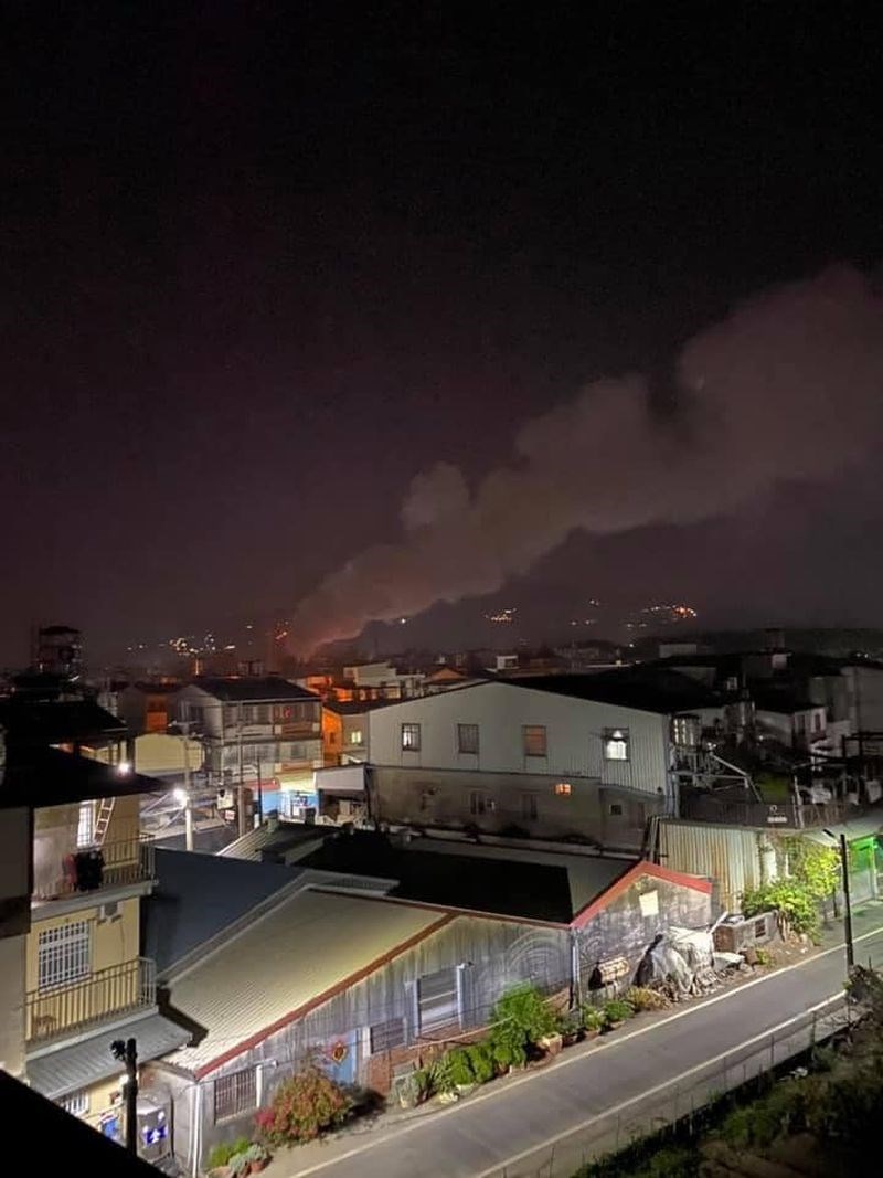 高雄市岡山嘉新東路二段12日晚上發生火警,燃燒異味隨風向沿下風處影響至仁武、楠梓及鳳山區。(圖取自高雄五甲大小事臉書社團facebook.com)