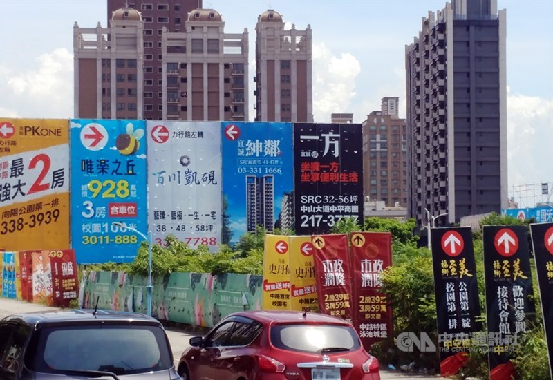 房仲統計今年首季六都家戶購屋比,各都買氣持續走升,其中以桃園市及台中市買氣最為強勁。圖為桃園重劃區建案廣告。(中央社檔案照片)