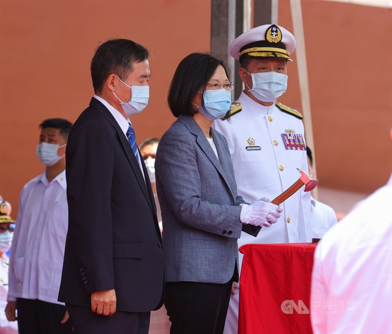 「海軍新型兩棲船塢運輸艦命名暨下水典禮」13日在台船公司高雄港區舉行,總統蔡英文(前中)親自出席主持命名暨擲瓶儀式。中央社記者謝佳璋攝 110年4月13日