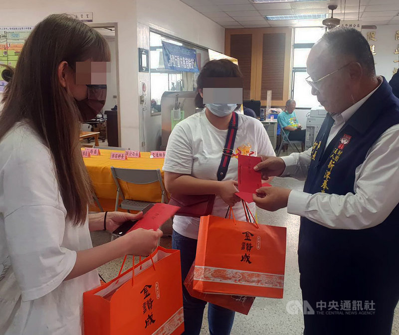 台中大甲鎮瀾宮媽祖祝壽大典13日在嘉義新港奉天宮前廣場舉行,結束後有人施放煙火,餘焰灼傷3名女子,所幸傷勢都不嚴重。奉天宮董事長何達煌(右)表示,煙火雖是民眾施放,但廟方會負起責任,第一時間也前往醫院關心並致贈慰問金。(新港奉天宮提供)中央社記者蔡智明傳真 110年4月13日