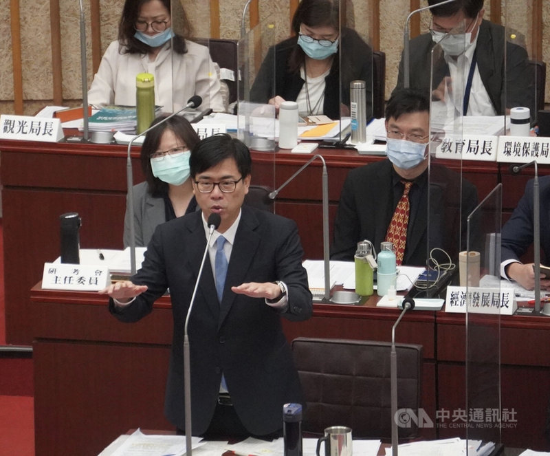高雄市13日清晨有4人遭槍擊;國民黨市議員火力全開批評治安,不滿槍枝氾濫。雖然市長陳其邁(前)答詢以槍追人及溯源,仍挨批不具成效市政失能;陳其邁要再做說明未果,只能盼議員予充分答詢。中央社記者董俊志攝 110年4月13日