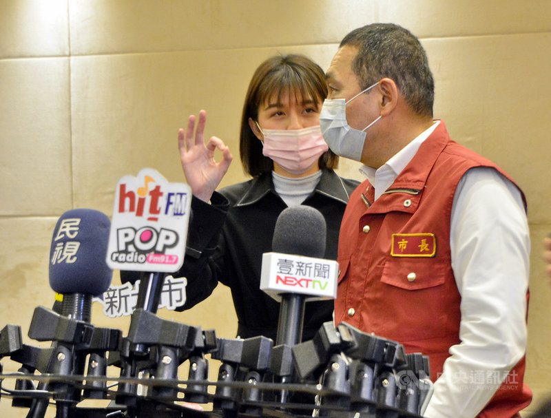 新北市長侯友宜(右)14日表示,抗旱絕對是國家大事,不僅攸關民生用水,也是經濟用水的大事,會影響到科技產業等。若旱象遲未解決,經濟恐受嚴重衝擊,盼民眾共體時艱,一起抗旱節約用水。中央社記者黃旭昇新北市攝 110年4月14日