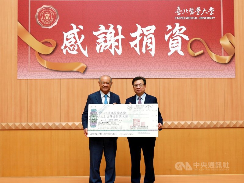 長期支持人才培育及醫療發展的合環建設機構總裁黃正勝(左)和兒子黃詩鈞共捐出新台幣1100萬元給台北醫學大學,其中300萬元將作為醫護防疫獎金,以感謝第一線辛勞付出的醫護人員,由北醫大校長林建煌(右)代表受贈。(北醫大提供)中央社記者許秩維傳真 110年4月14日