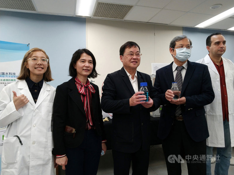行政院環境保護署14日舉辦「提升友善環境的新興廢(污)水處理技術」記者會,公開4項由學校研發、未來有機會改變現行業界廢水處理的技術。環保署水質保護處長吳盛忠(左3)強調,過去水質保護是做到「無害化處理」,現在更要「資源化利用」。中央社記者張雄風攝 110年4月14日