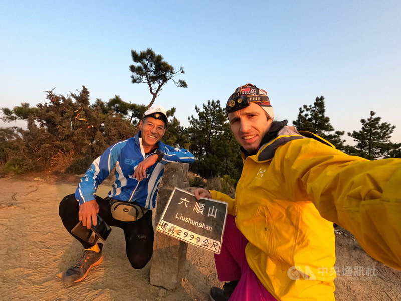 捷克男子Petr Novotny(右)和越野跑好手古明政(左)以4天半時間完成中央山脈「大南三段」縱走,這當中有山岳界的「四大障礙路線」,也有山友稱「終極縱走路線」,還有許多是沒有路徑的原始森林。(Petr提供)中央社記者盧太城台東傳真 110年4月14日
