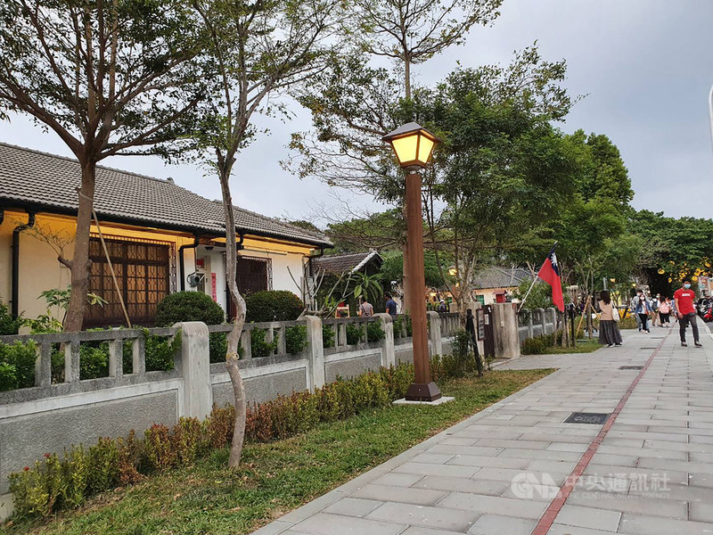 屏東市區勝利星村(圖)、縣民公園及屏東縣立圖書館總館近1年來成為屏東市超夯景點,屏東縣政府將從5月1日推出市區假日觀光巡迴公車。中央社記者郭芷瑄攝 110年4月14日