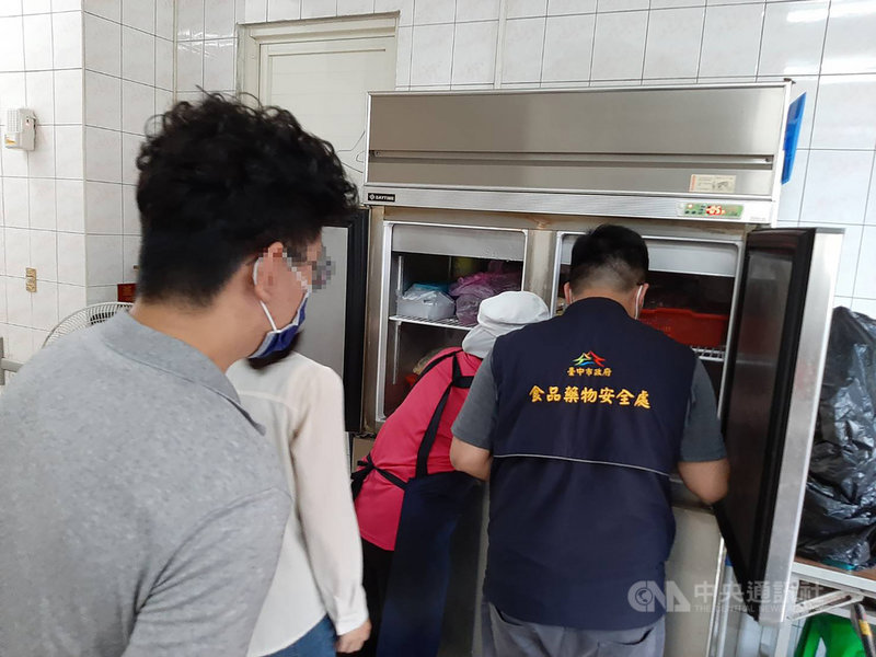 台中市北區某私立幼兒園傳出有7名幼童出現疑似食物中毒症狀,診斷為病毒性腸胃炎,通報教育局評估後,幼兒園決定該班停課1週,並加強消毒;中市衛生局食安處獲報也派員前往調查。(民眾提供)中央社記者趙麗妍傳真 110年4月14日