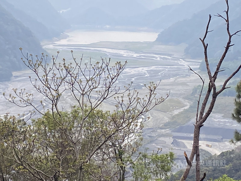霧社水庫位於南投縣仁愛鄉,由台灣電力公司管理,非屬主要民生用水水庫,3月23日蓄水率9.35%,14日蓄水率則為15.06%。萬大發電廠表示,水庫集水區前陣子降雨,加上水力發電調配控制,不一定每天放水發電,因此水位略有上升,不過庫底依然露出大片泥地。中央社記者蕭博陽南投縣攝 110年4月14日