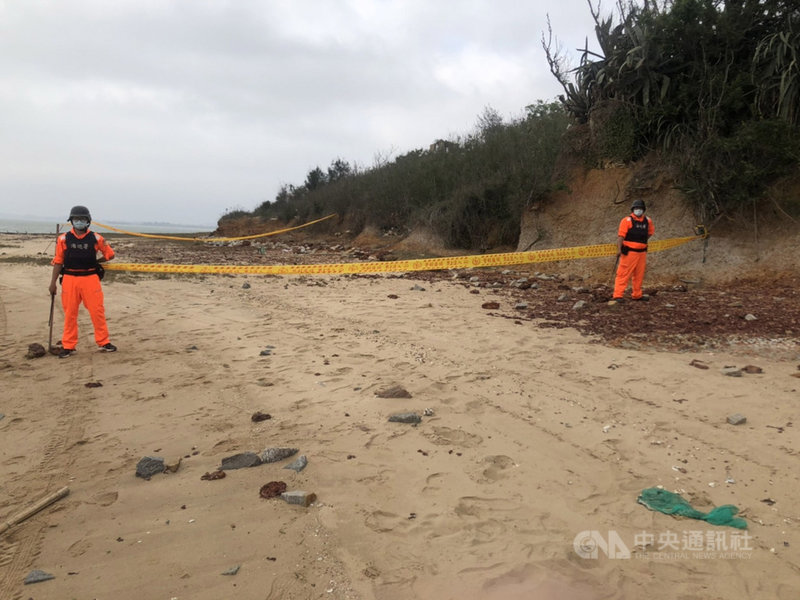 金門岸巡隊13日在金寧鄉嚨口岸際發現包括「M2A4地雷」等7枚未爆彈,隨即封鎖現場管制人員進出,並通報陸軍金門防衛指揮部彈藥庫未爆彈處理小組派員到場處置。(金門岸巡隊提供)中央社記者黃慧敏傳真 110年4月14日