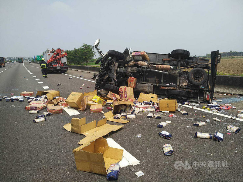 國道1號北上水上段14日中午發生一起小貨車翻覆事故,車上麵條醬料灑滿地,一度造成交通回堵。確切肇事原因仍須調查釐清。(嘉義縣消防局提供)中央社記者蔡智明傳真 110年4月14日