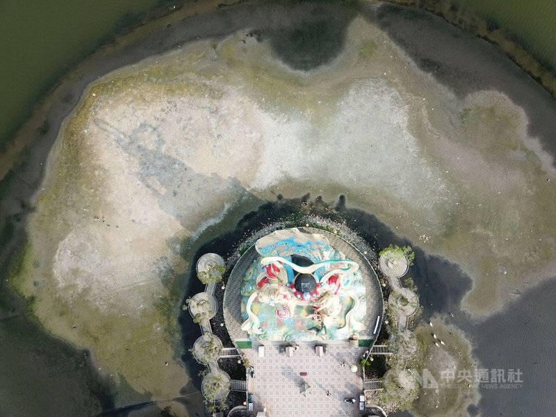旱象持續,大高雄供水的主要水源高屏溪川流量一再下探,滯洪兼具休憩的蓮池潭(圖)14日水位也略降,部分湖底乾涸裸露。中央社記者董俊志攝 110年4月14日