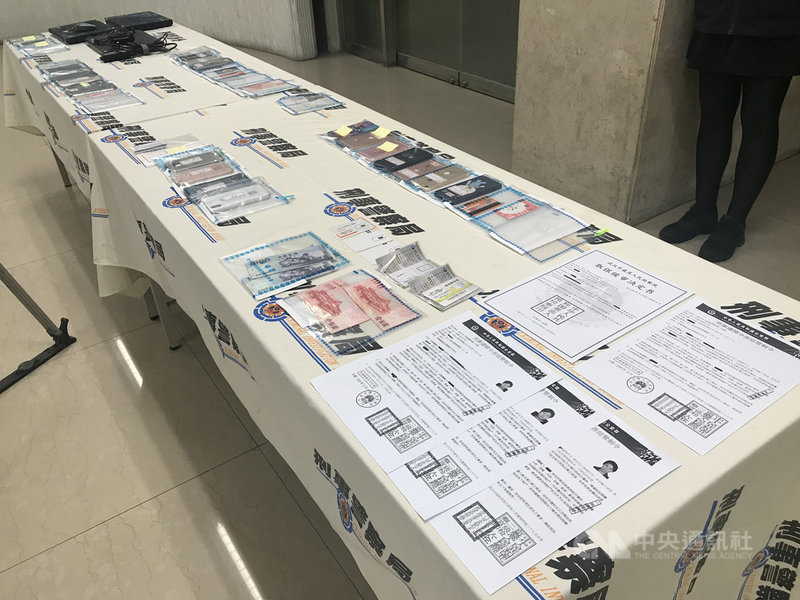 刑事局14日宣布破獲以嚴姓男子為首的詐騙集團,嚴男等人在台灣假扮中國公安,藉以詐騙旅居國外的中國民眾,警方詢後送辦。圖為警方所查扣證物。中央社記者劉建邦攝 110年4月14日
