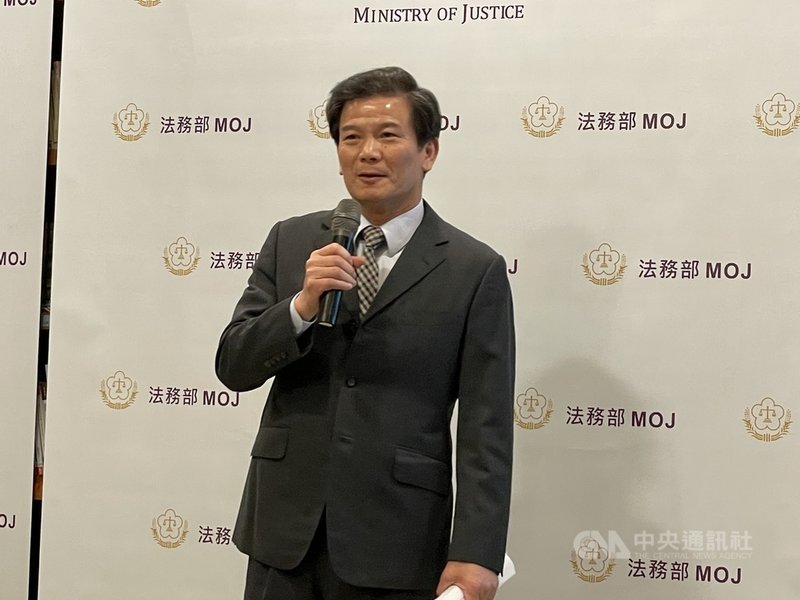 法務部14日下午舉行媒體茶敘,法務部保護司副司長林嚞慧(圖)表示,犯罪被害人保護法修正草案於3月底函報行政院審查,若2年內草案通過施行,台鐵太魯閣號事件的死者家屬,將可適用新法,申領補助金新台幣120萬元。中央社記者劉世怡攝 110年4月14日