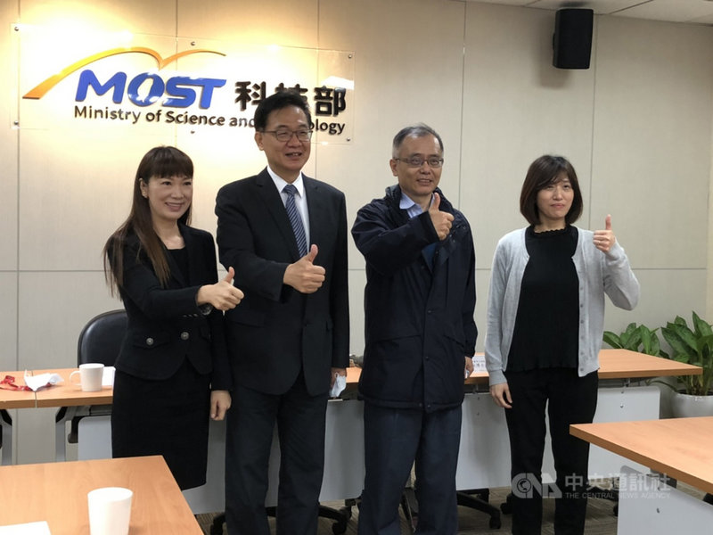 科技部於14日舉行研究成果記者會,台灣團隊開發出有望治療慢性阻塞性肺病(COPD)的新二代益生菌,研究成果登上今年3月(Gut)期刊。左起輔仁大學呼吸治療學系主任陸嘉真、科技部生科司司長陳鴻震、長庚大學醫學生物技術暨檢驗學系教授賴信志、博士林稚容。中央社記者蘇思云攝 110年4月14日