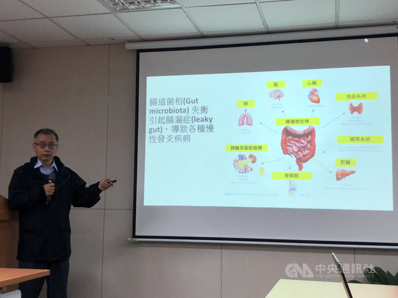 科技部於14日舉行研究成果記者會,長庚大學醫學生物技術暨檢驗學系教授賴信志表示,腸道菌相的失衡,可能導致各種慢性發炎疾病。中央社記者蘇思云攝 110年4月14日