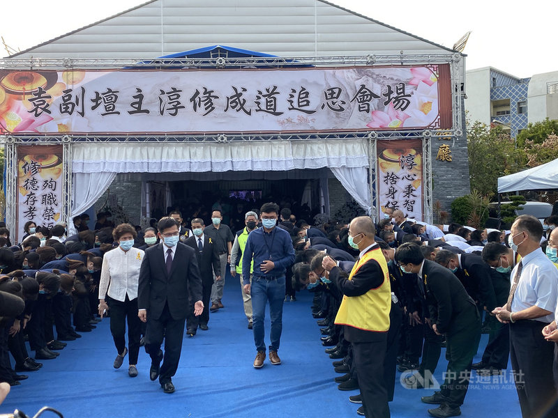 台鐵408次太魯閣號司機員袁淳修在出軌事故中不幸殉職,告別式14日在台中舉行,交通部長林佳龍(前左)親自到場致哀。中央社記者蘇木春攝 110年4月14日