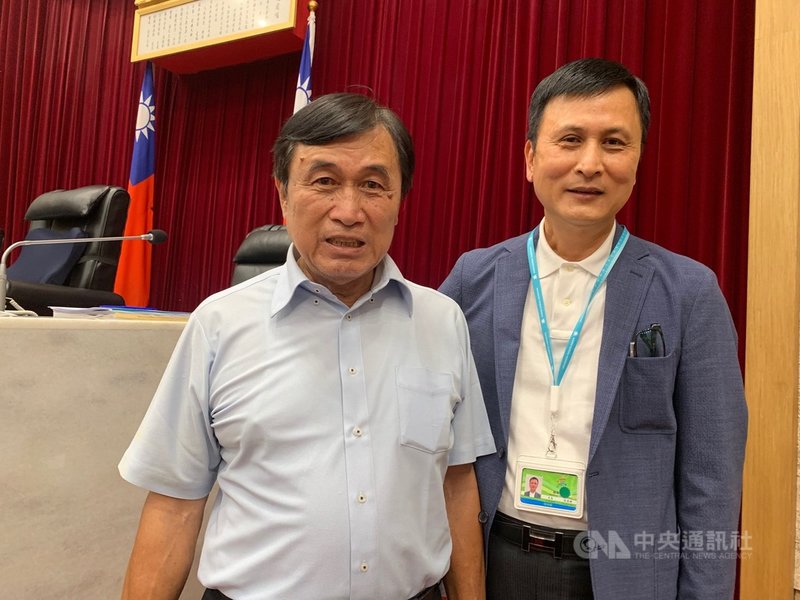 民進黨籍高雄市議員張漢忠(左)14日在市議會質詢高市府海洋局長張漢雄(右),兄弟同台、議員哥哥質詢局長弟弟的畫面在議會還是頭一遭。中央社記者王淑芬攝 110年4月14日