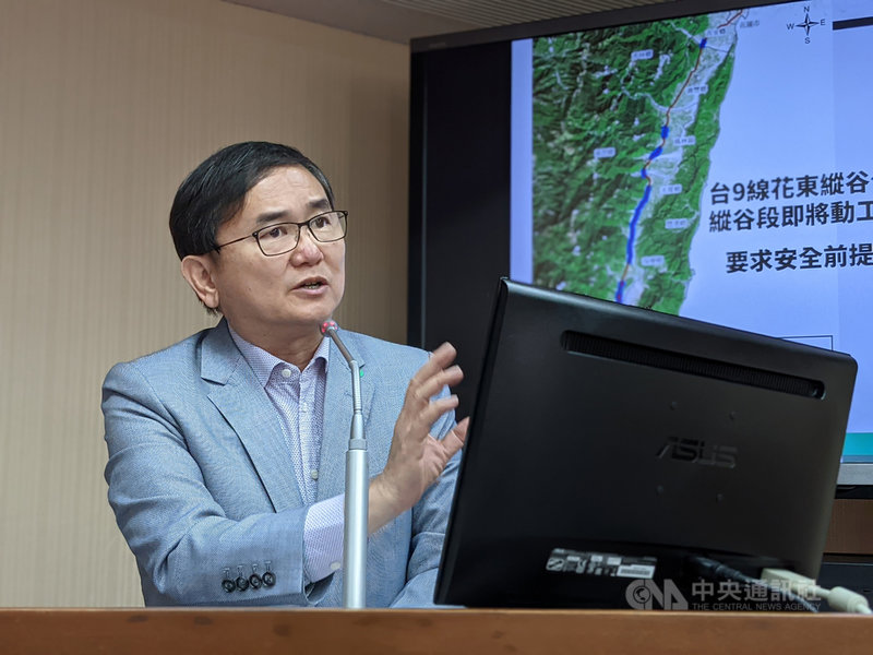 立法委員劉櫂豪(圖)表示,14日在立法院交通委員會質詢交通部次長陳彥伯、公路總局長許鉦漳。2人說明,台9線花東縱谷公路安全景觀大道工程,台東段預計4 月下旬動工。(劉櫂豪服務處提供)中央社記者盧太城台東傳真 110年4月14日