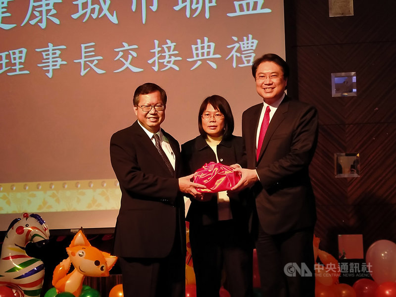 台灣健康城市聯盟14日在基隆舉辦理事長交接典禮,新任理事長、基隆市長林右昌(右)從卸任理事長、桃園市長鄭文燦(左)手中接過印信。中央社記者王朝鈺攝 110年4月14日