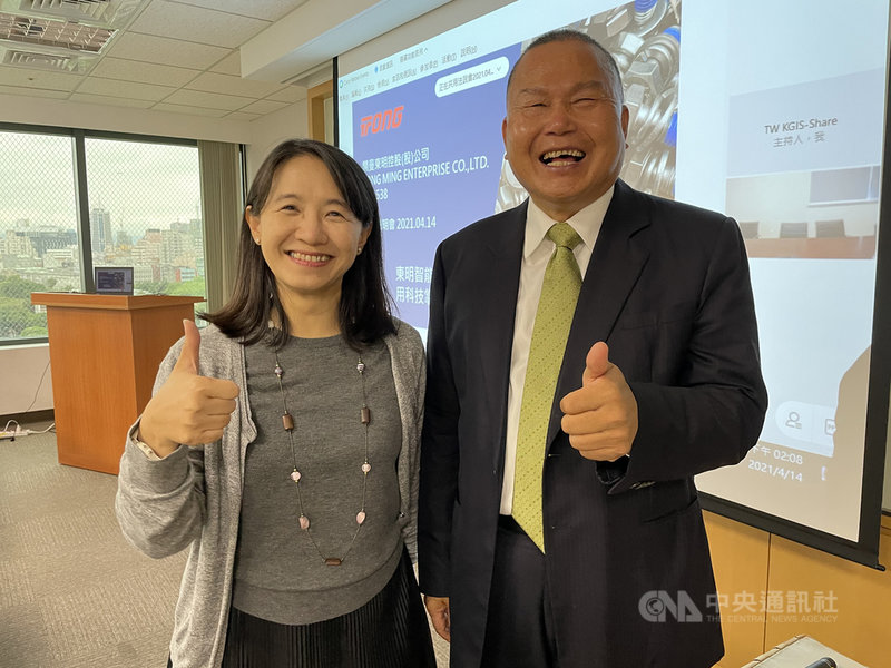 東明董事長蔡清東(圖右)表示,去年雖有疫情影響,但受惠中國持續推動基礎建設,帶動中國內需市場,也讓東明寫下不錯成績;出貨量自去年第4季寫下新高,且今年首季持續維持成長態勢,預計全年出貨量有望達12萬噸。中央社記者蔡芃敏攝 110年4月14日
