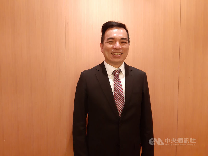 韓國三星電子高層訪台搶料,友達光電總經理柯富仁14日表示,因應面板缺貨,韓廠臨時暫停關閉液晶面板產線,但上游零件廠已無法同步供料,影響面板出貨。中央社記者潘智義攝 110年4月14日