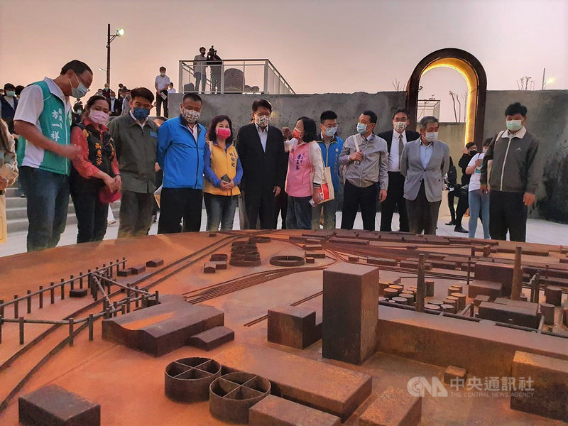 以台糖紙漿廠舊址遺構活化打造的屏東縣民公園今年2月5日全面啟用,屏東縣長潘孟安(中黑色外衣者)14日透過臉書報喜訊,宣布縣民公園勇奪2021美國繆思設計大獎(MUSE Design Awards)最高殊榮「鉑金獎」。中央社記者郭芷瑄攝 110年4月14日