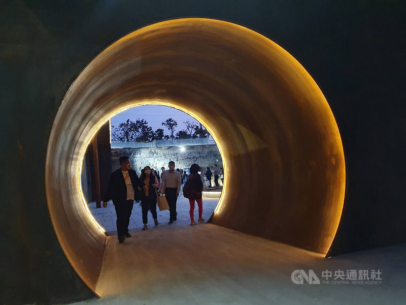 屏東縣政府將台糖舊紙漿廠遺構活化再生,打造為縣民公園,融入殺蛇溪水岸藍帶與綠帶整治,打造出台灣首座以工業遺構為核心、複合水岸廊道的園區,全區今年2月開放至今,已成來訪屏東必遊勝地,如今更獲2021美國繆思設計大獎「鉑金獎」肯定。中央社記者郭芷瑄攝 110年4月14日
